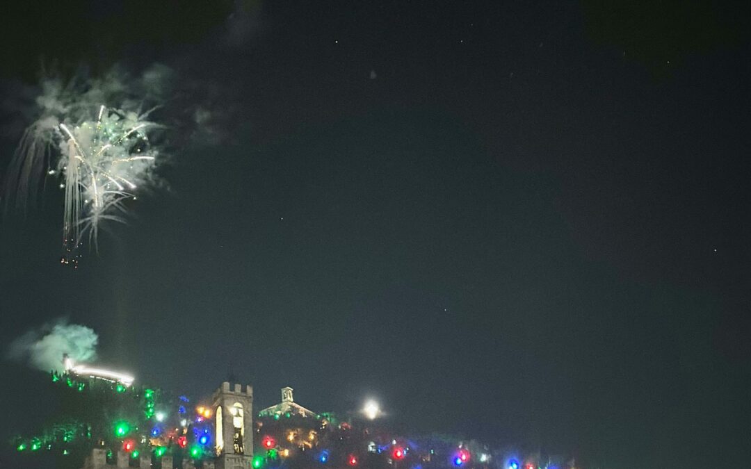 ALBERO DI NATALE A GUBBIO: ORARI, ACCENSIONE E INFORMAZIONI UTILI