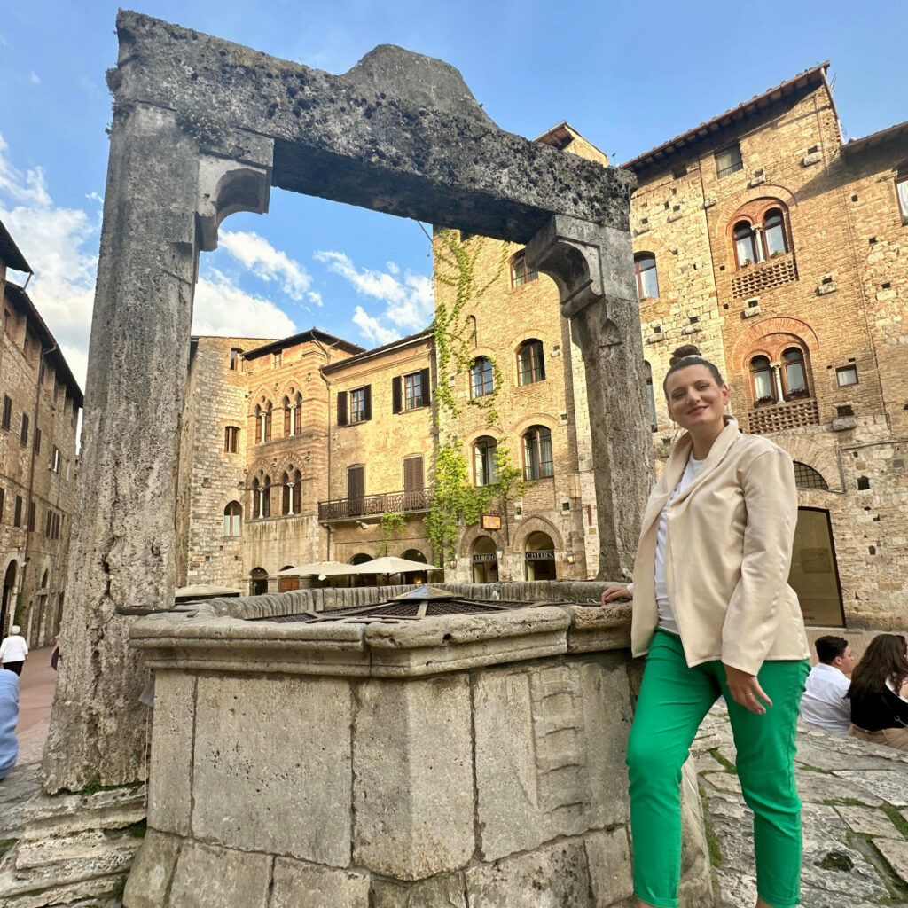 Piazza della cisterna San Gimignano