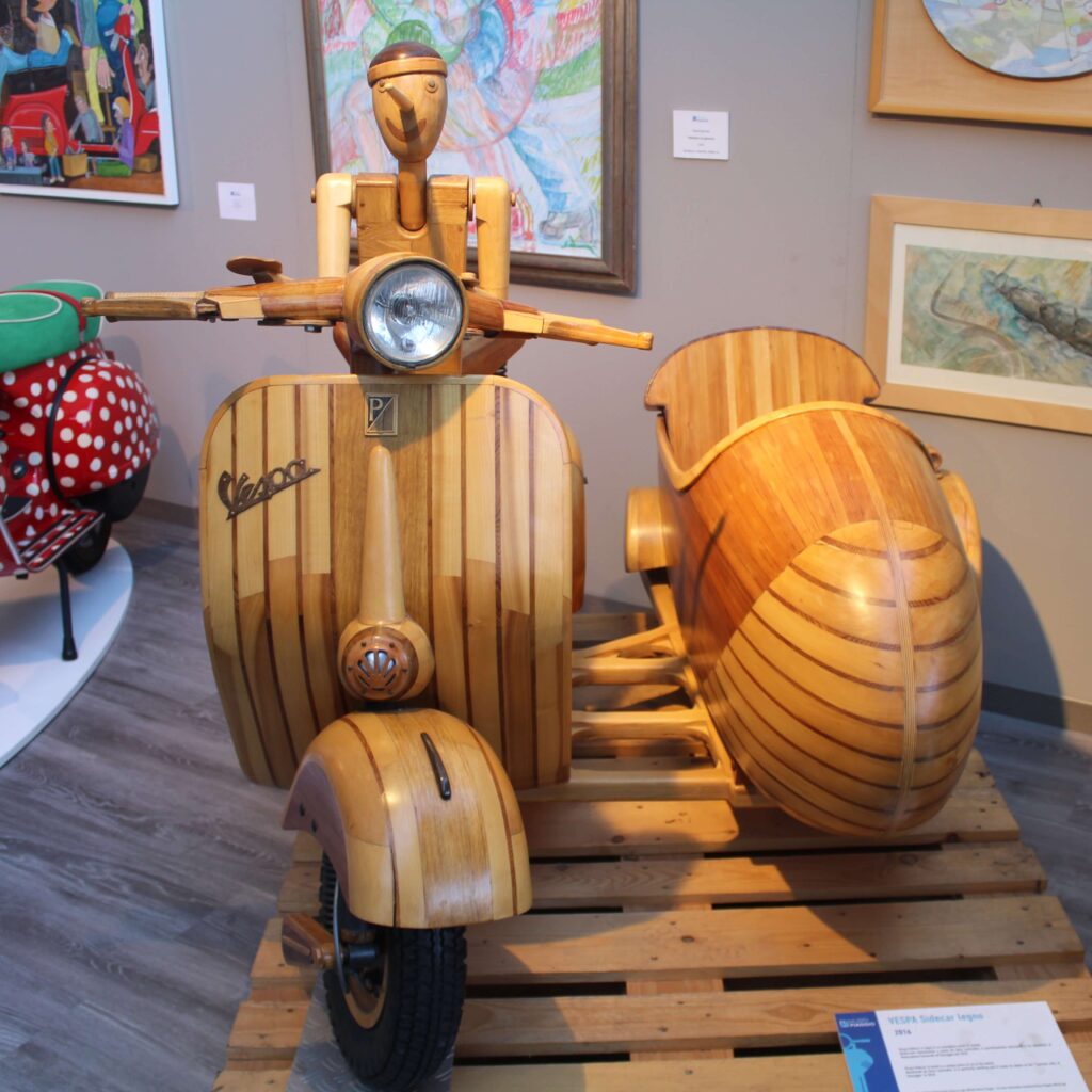 Vespa in legno Museo Piaggio Pontedera